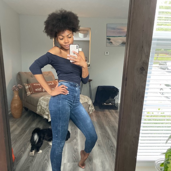 Black Off Shoulder Croptop - Picture 3 of 16